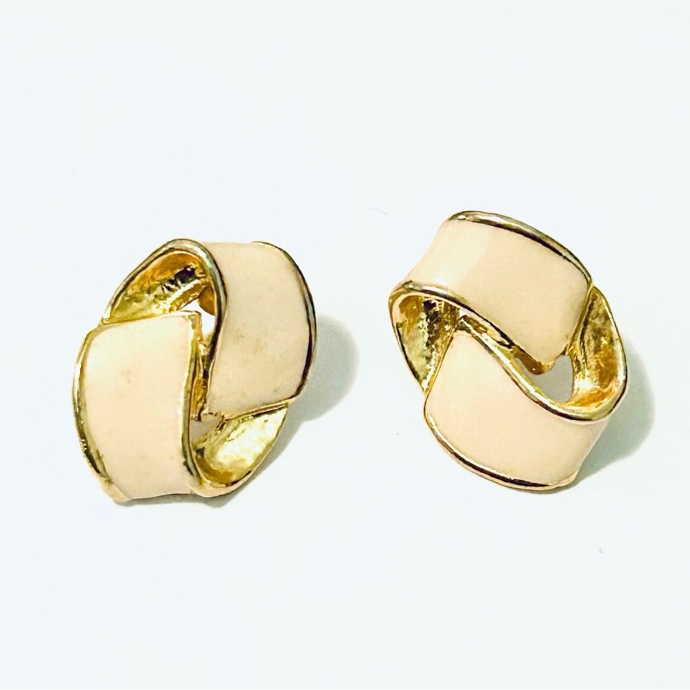 Elegant Gold and‎ Cream Earrings
